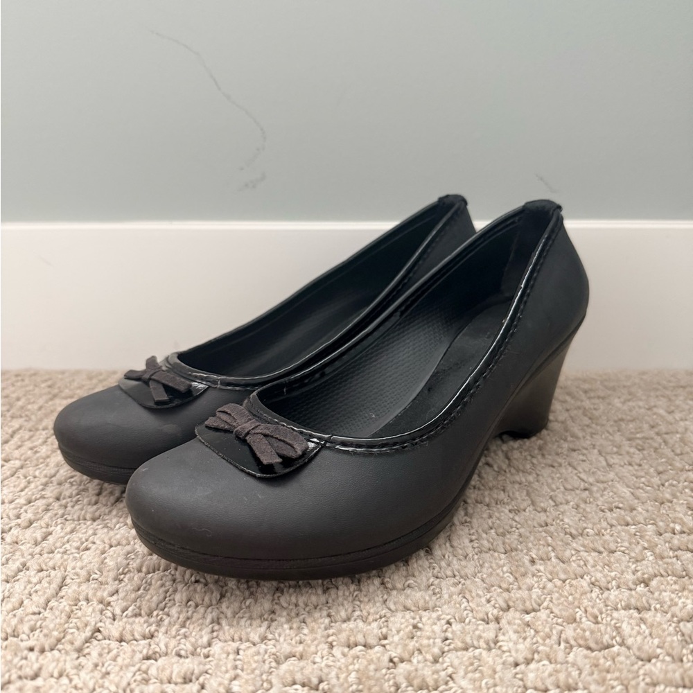 Crocs Black Wedge Pumps Size 8 Women Comfort Work Office Shoes Slip On - Picture 2 of 6